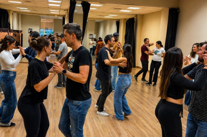 Alumnos bailando salsa cubana en Málaga