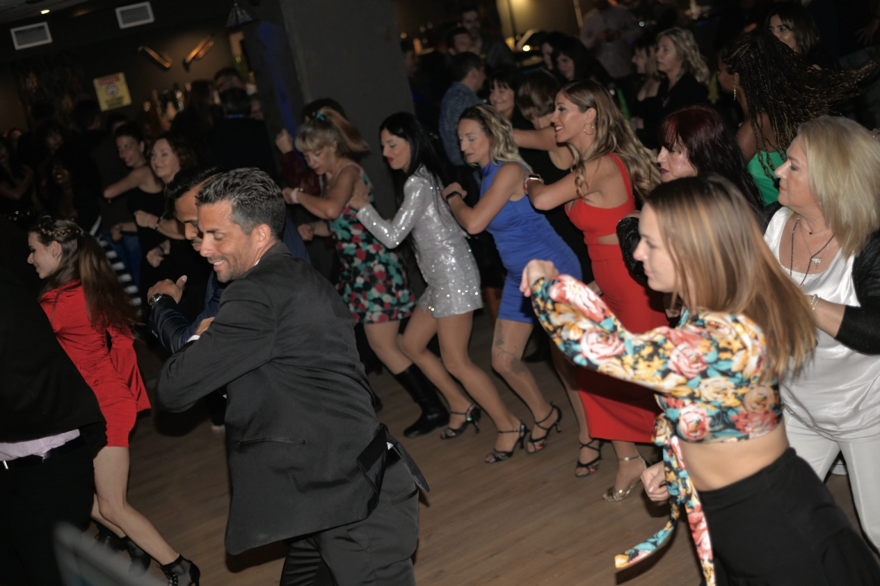 Beneficios de bailar salsa cubana en Málaga